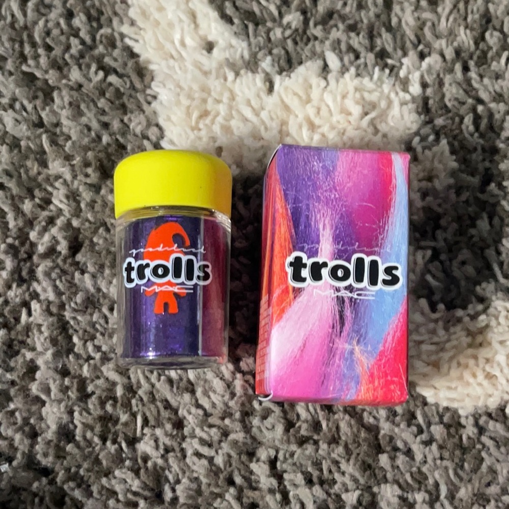 BNIB Trolls x MAC Pigment in Fuchsia